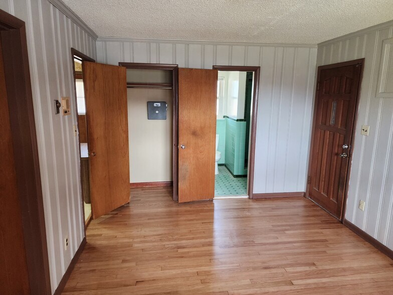 Building Photo - 6911 Hickory View Ln