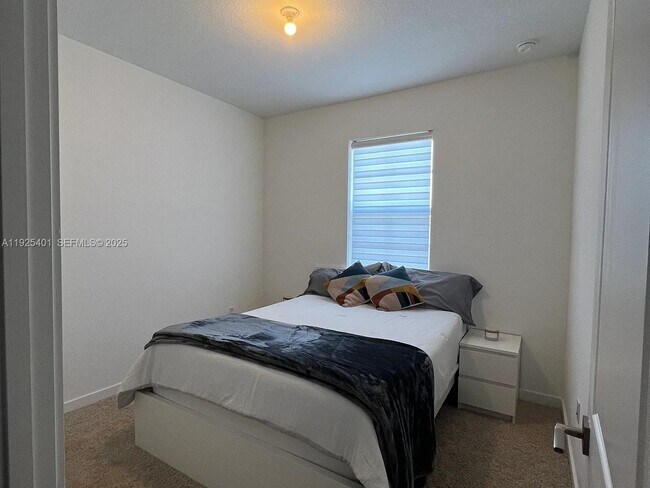 Building Photo - 493 NE 4th St