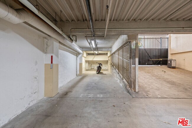 Building Photo - 441 N Oakhurst Dr