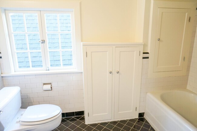 Building Photo - Dream Home in the Southwest Hills! Your Pa...