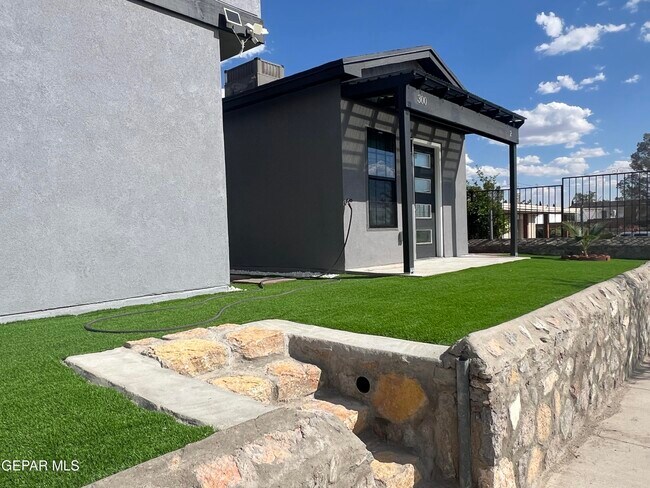 Building Photo - 300 Ruby Dr