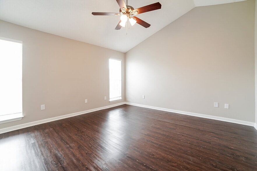 Building Photo - 1776 Cresent Ln