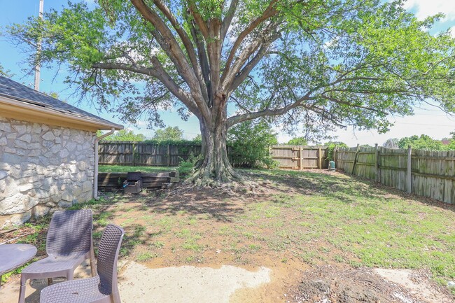 Building Photo - 4 Bedroom Home Available For Immediate Mov...