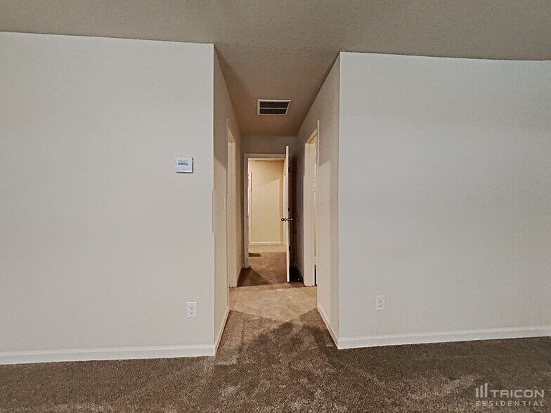 Building Photo - 806 Golden Bell Wy