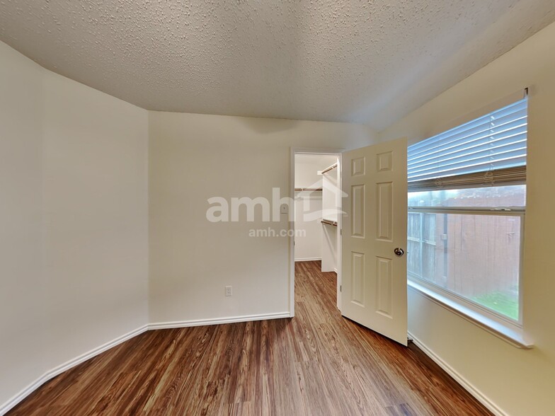Building Photo - 1041 McKavett Dr