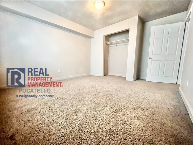 Building Photo - 4 Bedroom 1.5 Bath Townhome