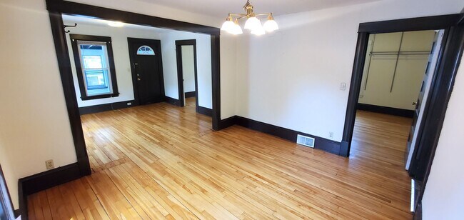 Building Photo - Great 2 Bedroom Unit in Northeast! -- Heat included!