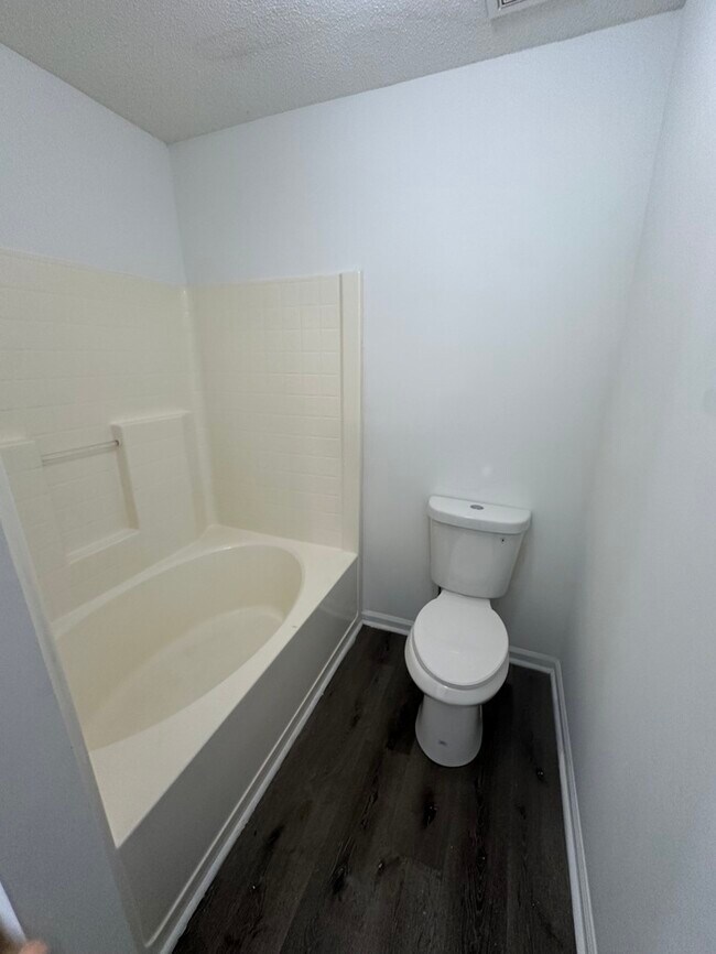 Building Photo - 105 Crestfield Cir