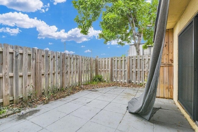 Building Photo - 2333 Waterside Dr