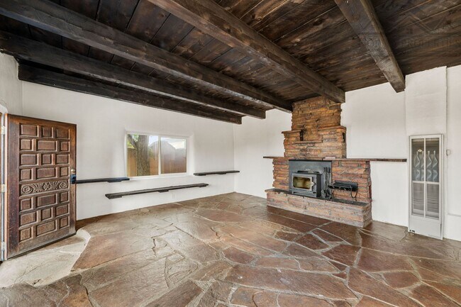 Building Photo - Rustic Santa Fe Charm on Kathryn Ave.