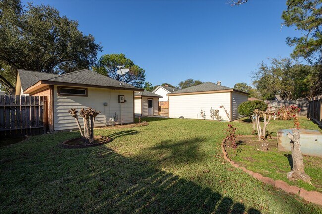 Building Photo - 15751 Fern Basin Dr