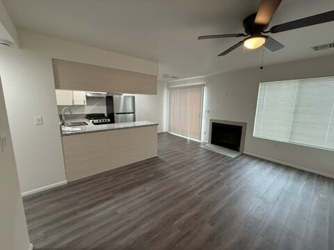 Building Photo - 3 bed 2 bath with garage $1,400 Rent