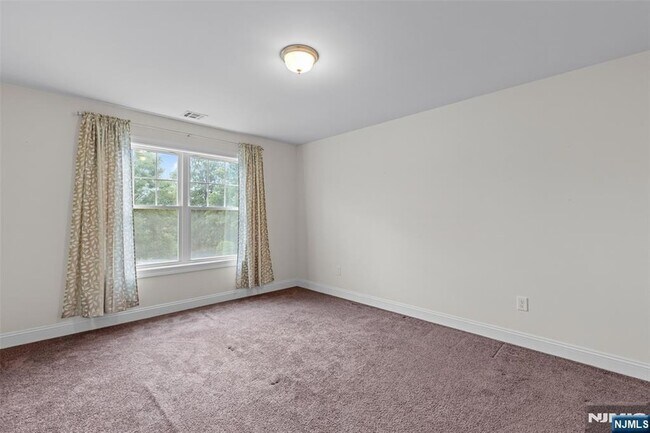 Building Photo - 52 Parkside Dr