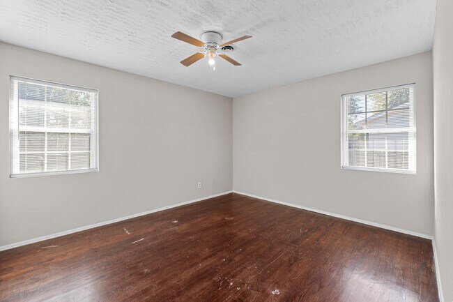 Building Photo - 2021 Fernwood Cir