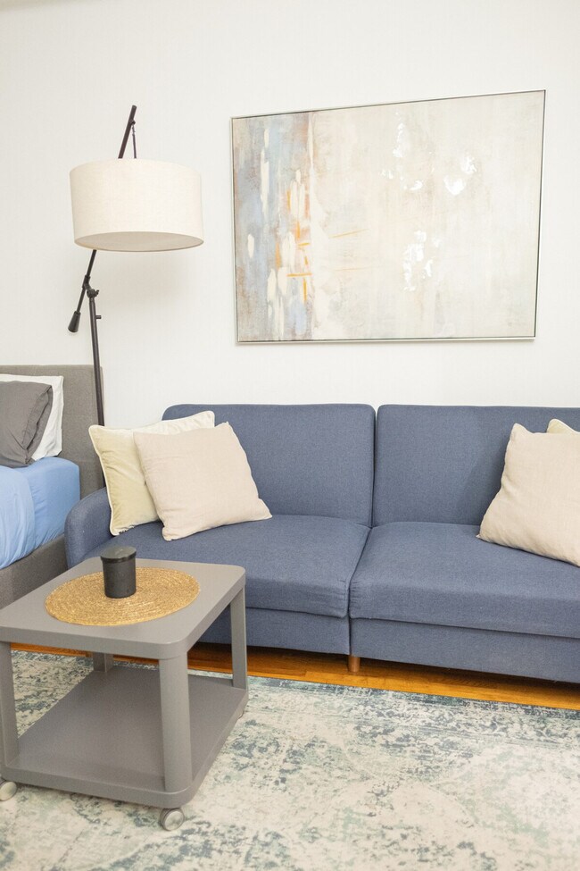 Building Photo - 328 E 74th St