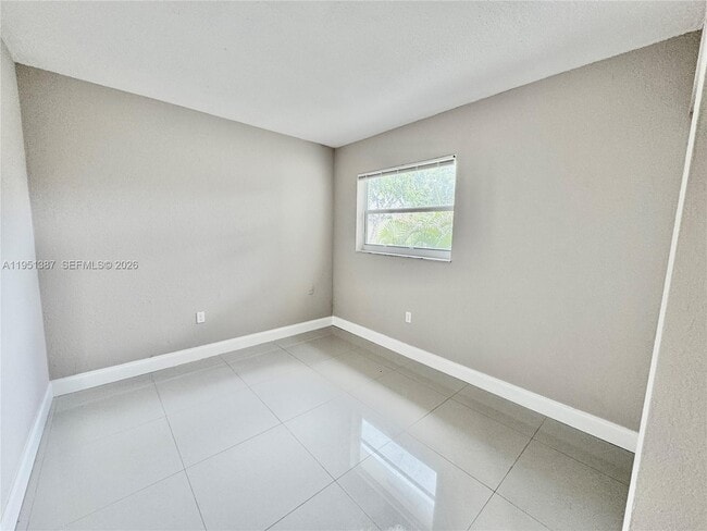 Building Photo - 3840 SW 52nd Ave