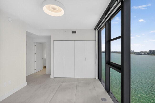 Building Photo - 700 NE 24th St