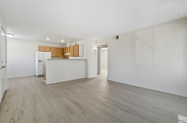 Building Photo - Charming 2-Bedroom Downstairs Unit with Fi...