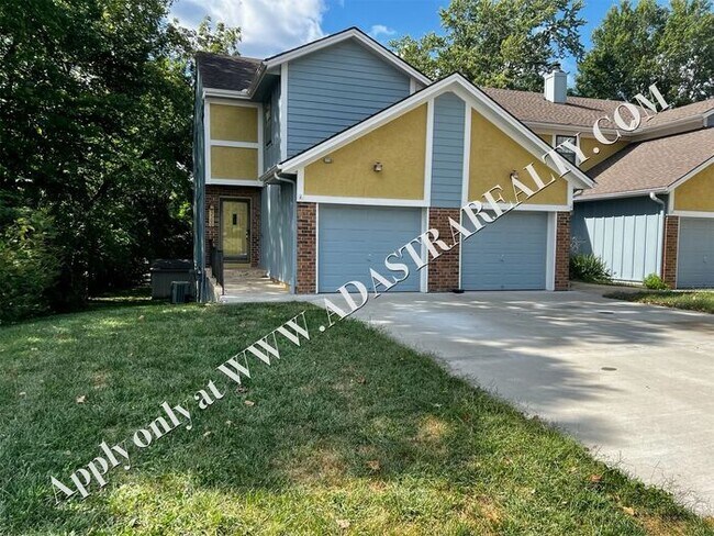 Building Photo - MOVE IN SPECIAL!!! Spacious Duplex in Lee's Summit-Available NOW!! MOVE IN SPECIAL $300 OFF 2nd M...
