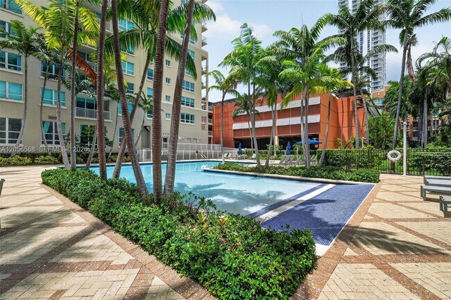 Building Photo - 2000 N Bayshore Dr
