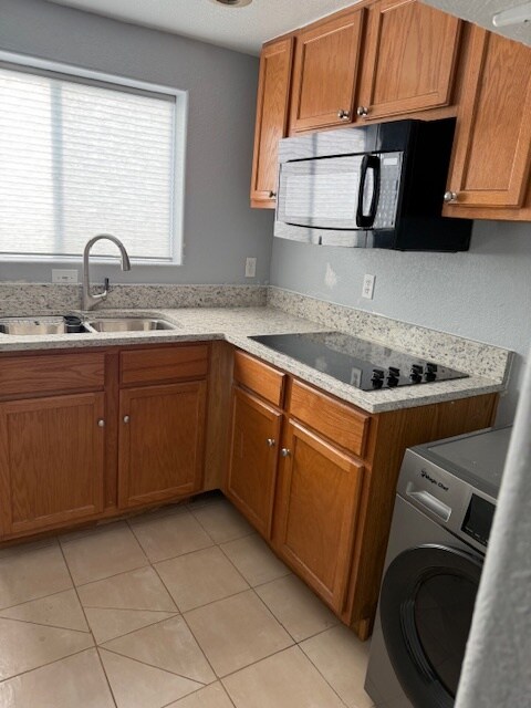 Kitchen - 1740 W Asbury Ave