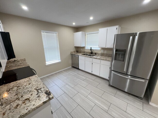 Building Photo - 2611 Littlewood Dr