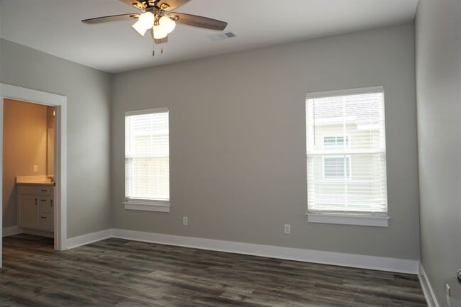 Building Photo - 3 Bedroom, 2 Bath Home in Valley View- PRE...
