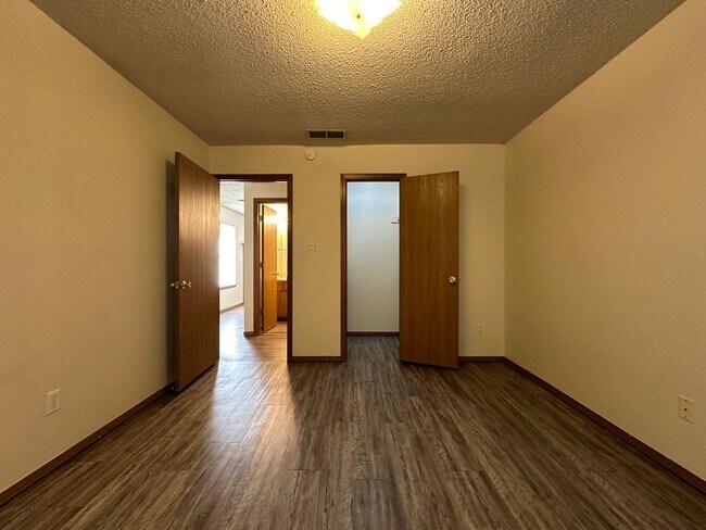 Building Photo - 1060 Farley Cir