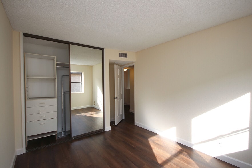 Building Photo - 416 N Bushnell Ave