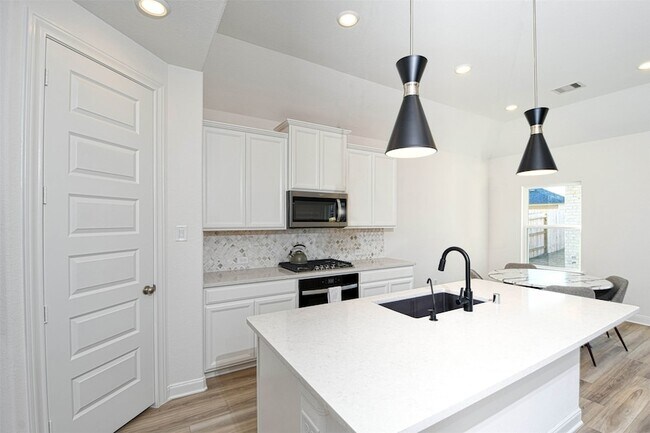 Building Photo - 17703 Rosette Grass Dr