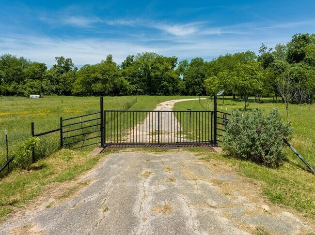 Building Photo - 800 Spur 191