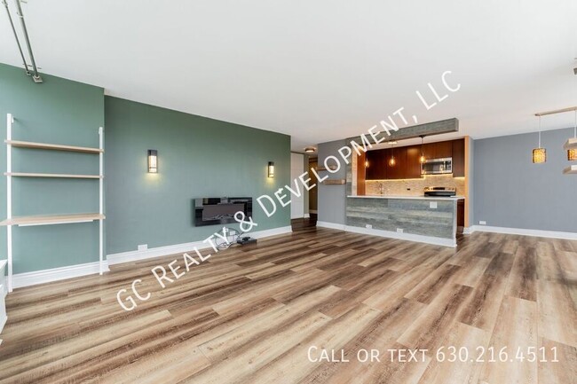 Building Photo - *** 2 WEEKS FREE RENT / EDGEWATER PLAZA / ...