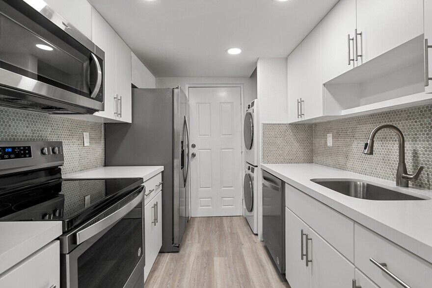 Building Photo - 8305 Crespi Blvd