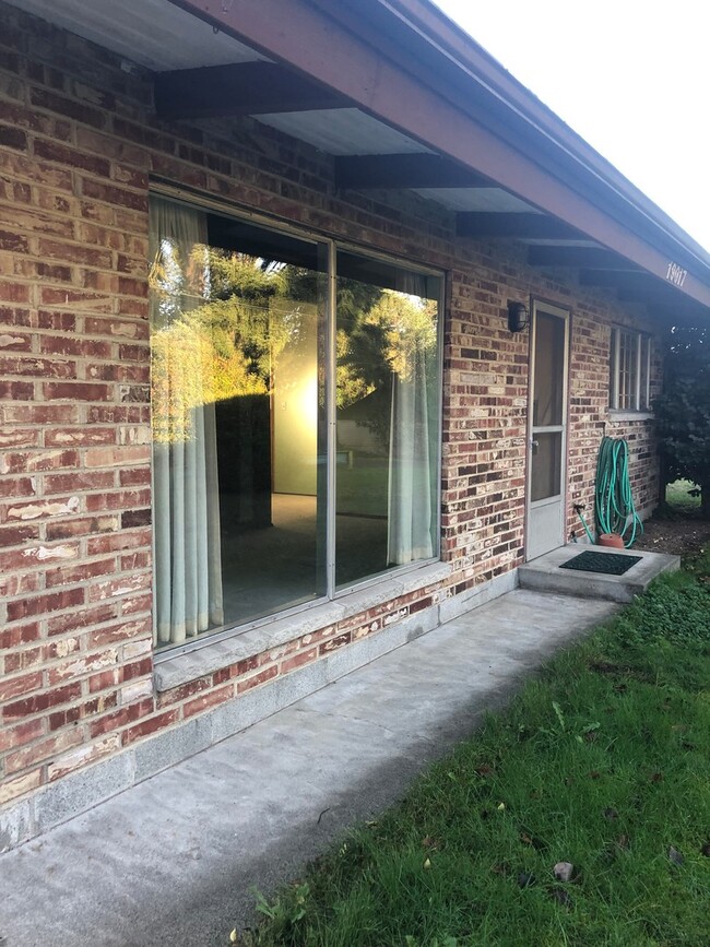 Building Photo - Brick Cottage 1 Bedroom Single Family Home...