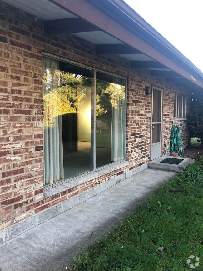 Building Photo - Brick Cottage 1 Bedroom Single Family Home...