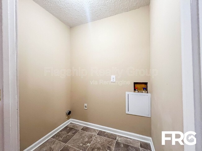 Building Photo - 206 Lindbeth Dr