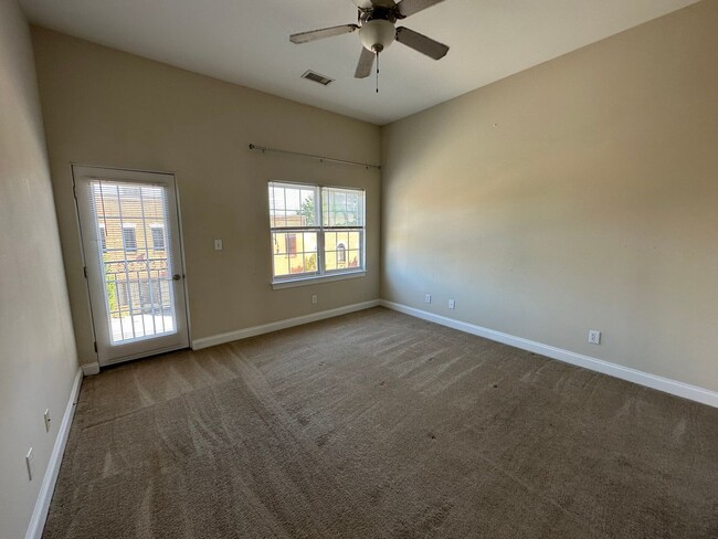 Building Photo - Wyndhurst Town Center-Upper Level Apartment