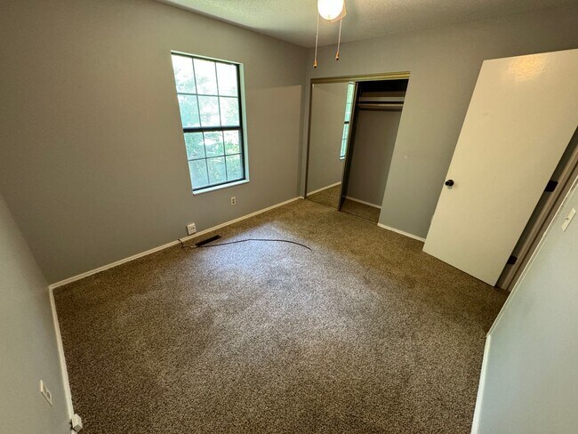 Building Photo - Great  Duplex in Southeast Springfield !