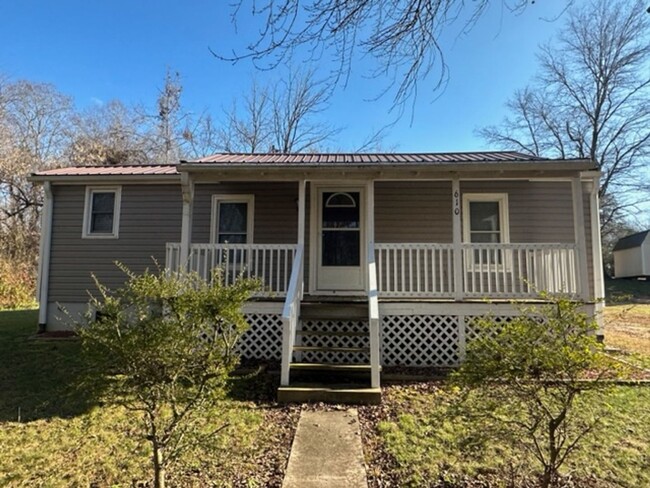 Primary Photo - Charming Bungalow in Walnut Cove