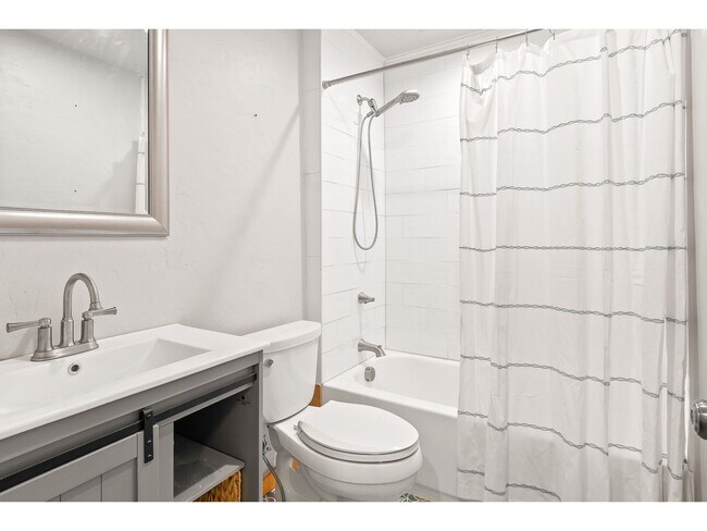 Building Photo - Beautiful Home on 10 Actre