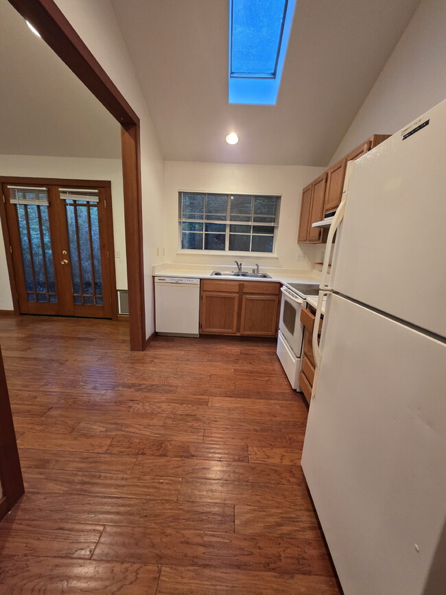 Building Photo - OPEN HOUSE TODAY 1:30PM June 22nd.  Charmi...