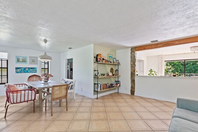 Building Photo - Beautiful Rustic Contemporary Duplex in Cu...