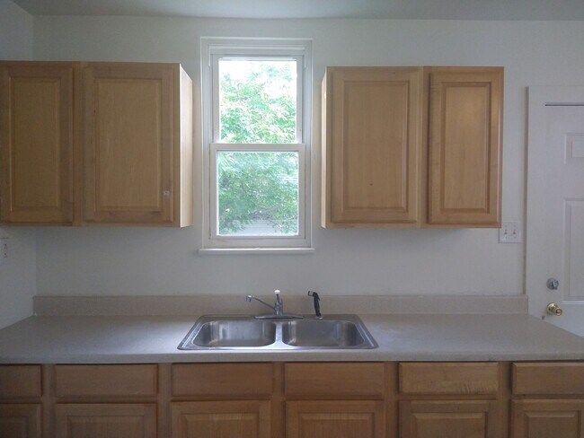 Building Photo - 206-208 N Harris Ave