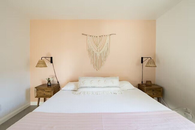 Building Photo - FARM VIEW BUNGALOW across from UofA Campus Farm! Available Today!