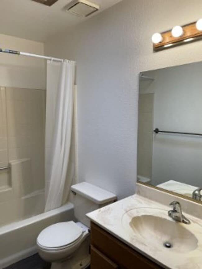 Building Photo - Move in ready.  Call for a showing. (928) ...