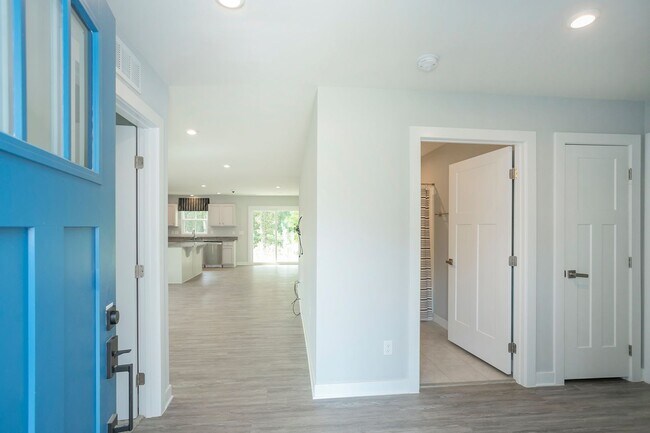 Building Photo - 711 Cottage Dr