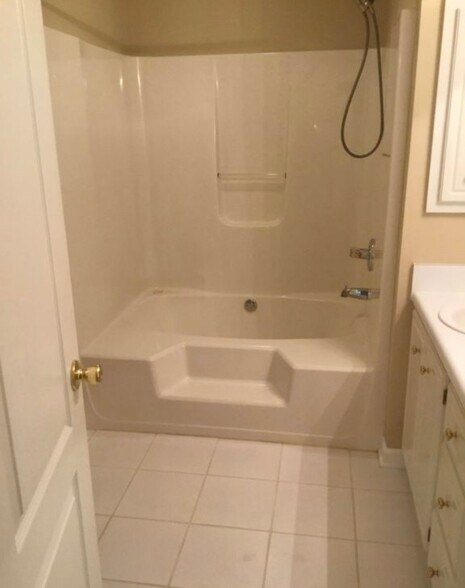 Master bathroom - 2020 Glennfield Ln