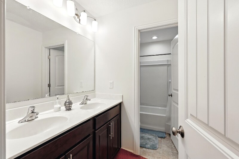 Building Photo - 5497 Mercier St