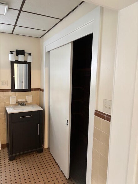 Building Photo - 301 Spring Valley Rd