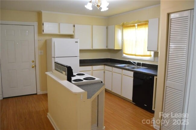 Building Photo - 736 Mocksville Hwy